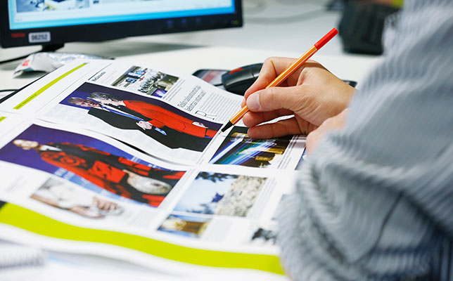 Toimittaja tarkistaa jutun taittoversiota.